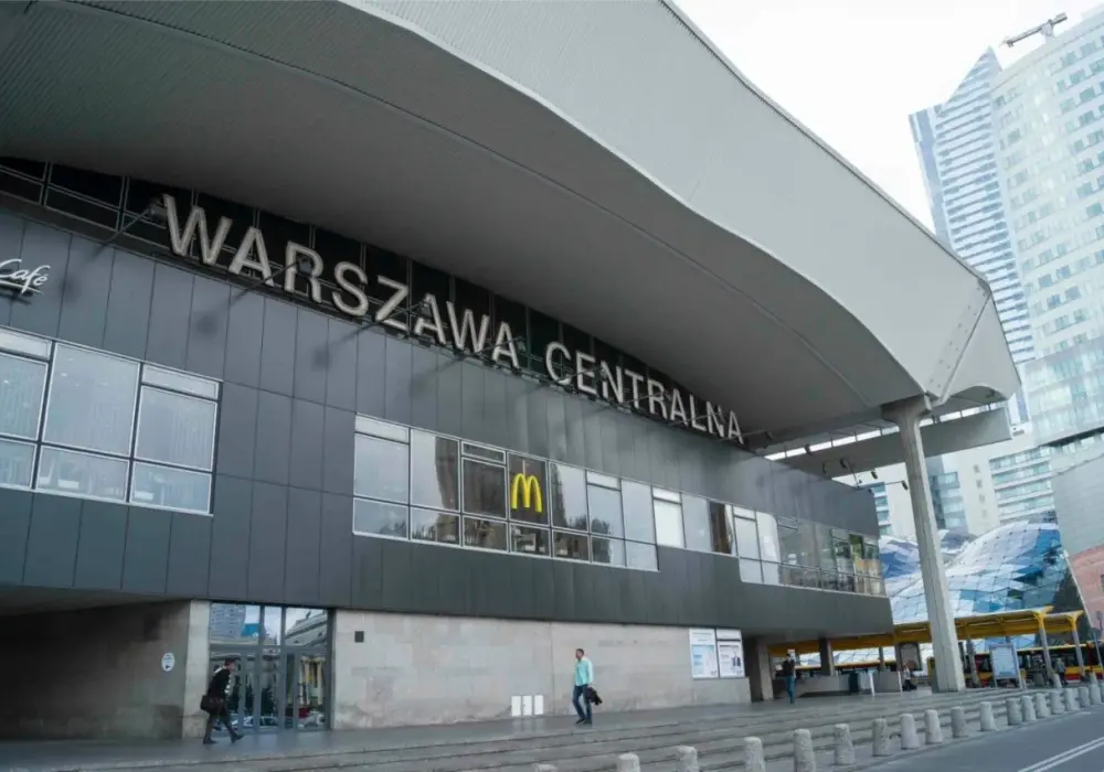 Czy dworzec centralny w Warszawie jest czynny przez całą dobę?