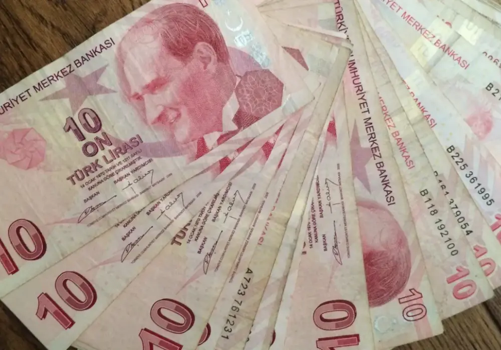 Jaką walutę zabrać do Turcji? Lira, euro czy karta? - Praktyczne rady