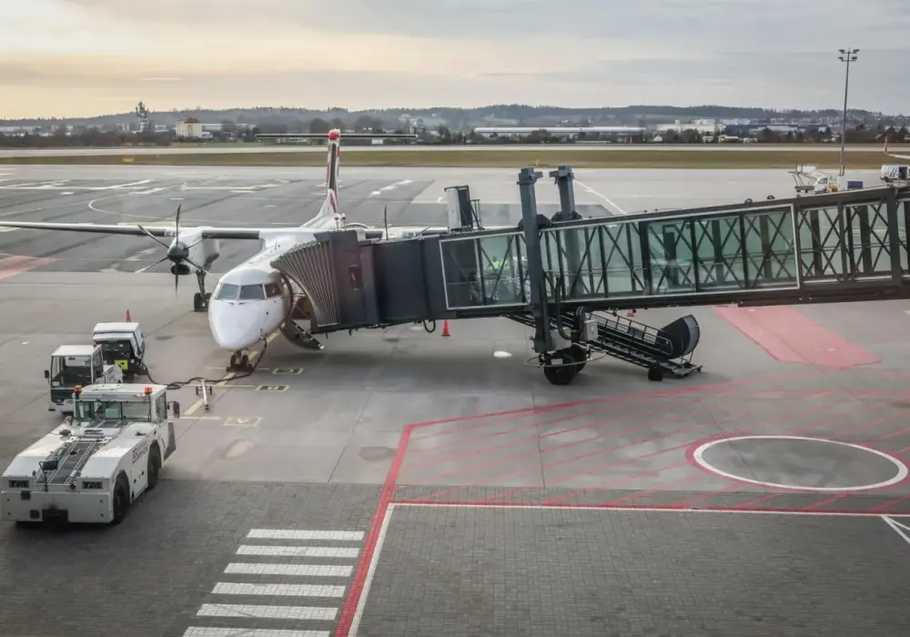 Loty krajowe w Polsce - kiedy podróż samolotem faktycznie ma sens?