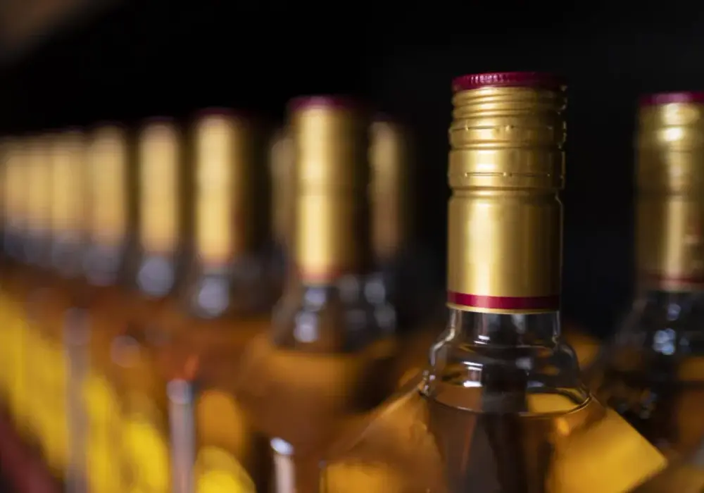 Alkohol w bagażu rejestrowanym - Ile można przewieźć i jak pakować?