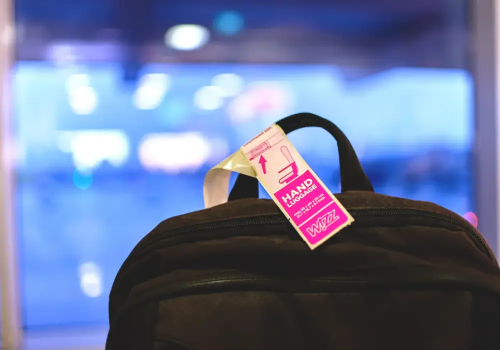 Czego nie można przewozić w bagażu podręcznym Wizz Air – uniknij problemów
