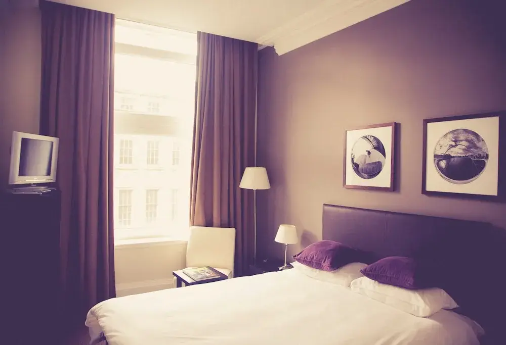 Apartamenty czy pokój hotelowy? Którą opcję lepiej wybrać?
