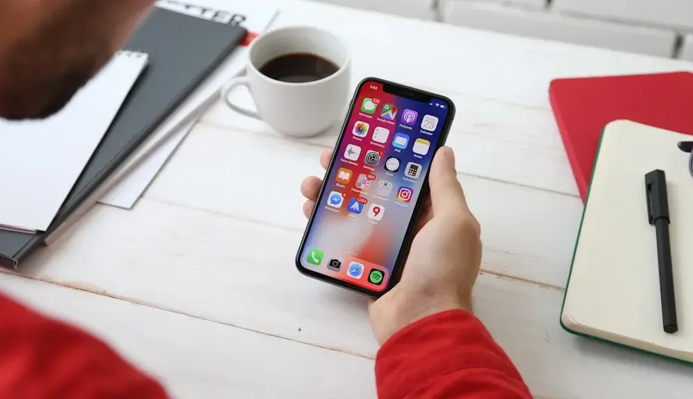 Poradnik: jak przygotować swój telefon na daleką podróż