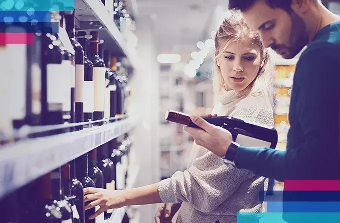 Ile alkoholu można przewieźć w bagażu głównym? Ważne limity i zasady