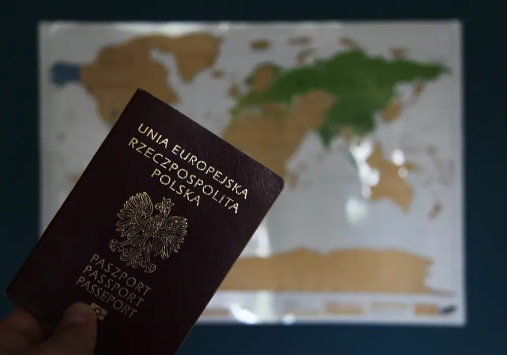 Kiedy płaci się za paszport? Poznaj kluczowe informacje i oszczędności