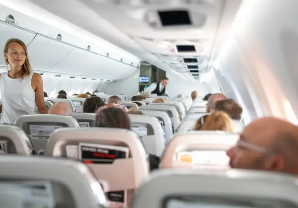 Turbulencje w samolocie - Jak zachować spokój i bezpieczeństwo?