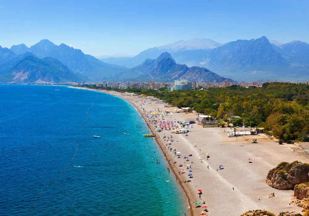 Ile trwa lot z Poznania do Antalyi? Odkryj prawdziwy czas podróży