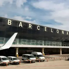 Nowe przygody czekają! Barcelona lotnisko wita podróżnych. Widok na nowoczesny terminal i samolot.