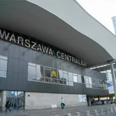 Czy dworzec centralny w Warszawie jest czynny przez całą dobę?