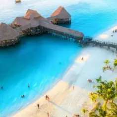 Raj na ziemi, kiedy na Zanzibarze. Turkusowa woda, biała plaża i restauracja na wodzie. Idealne miejsce na wakacje.