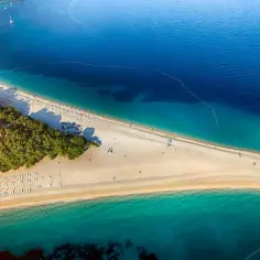 Piękna plaża w Chorwacji, idealne miejsce na wakacje. Zastanawiasz się, ile się leci do Chorwacji? Warto!