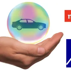 Dłoń trzyma bańkę z samochodem. Obok logo mBank i AXA. Sprawdź AXA kod rabatowy na ubezpieczenie!