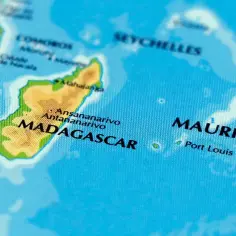 Mapa pokazuje, gdzie leży Mauritius, na wschód od Madagaskaru, w Oceanie Indyjskim.
