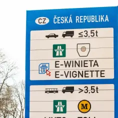 Tablica informacyjna o opłatach za czeskie autostrady. Wskazuje na e-winiety dla pojazdów do 3,5t i powyżej.
