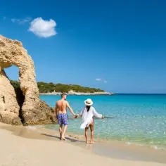 Para na plaży na Cyprze, zjawiskowa skała i turkusowe morze. Sprawdź atrakcyjne ceny wycieczek!