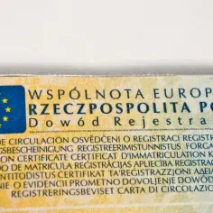 Dowód rejestracyjny z oznaczeniem PL. Dokument zawiera tekst w wielu językach, w tym "numer lotu" w kontekście rejestracji pojazdu.