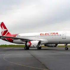 Samolot Electra Airways na płycie lotniska, gotowy do przyjęcia bagażu pasażerów.