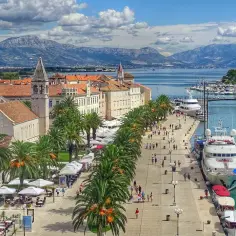 Trogir, Chorwacja – jedno z najpiękniejszych miejsc w Europie. Promenada z palmami, zabytkowa zabudowa i luksusowe jachty nad turkusowym morzem.