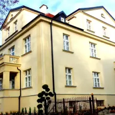 Jasnożółty budynek sanatorium Kujawiak w Inowrocławiu. Jak dojechać z dworca PKP?