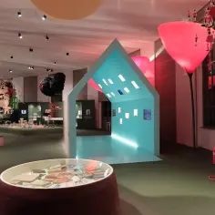 Wystawa w Mediolanie: atrakcje dla dzieci w muzeum pełnym kolorowych instalacji, zabawek i interaktywnych ekspozycji.
