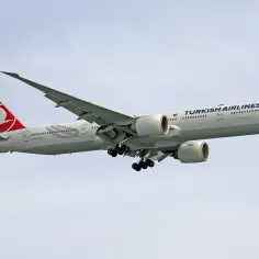 Samolot Turkish Airlines z wysuniętym podwoziem zbliża się do lądowania.