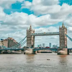 Tower Bridge w Londynie, z czerwonym autobusem na moście. Czy w Londynie jest bezpiecznie? Tak, to tętniące życiem miasto.