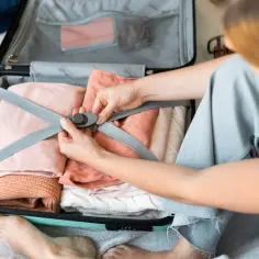 Jak składać spodnie do walizki, aby uniknąć zagnieceń i zaoszczędzić miejsce