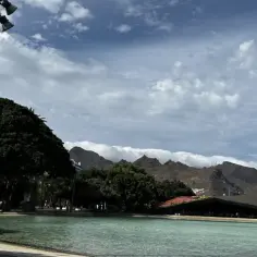 Tenerife, z widokiem na góry i wodę, idealne miejsce na wakacje. Ile trwa lot na Teneryfę z Katowic?