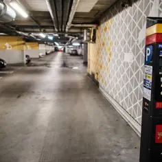Gdzie zaparkować przy dworcu Łódź Fabryczna? Sprawdź najlepsze opcje