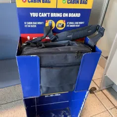 Bagaż rejestrowany Ryanair: sprawdź wymiary w sizerze. Torba próbuje zmieścić się w ramce, by uniknąć opłat.
