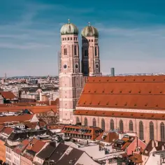 Dwie wieże Frauenkirche górują nad dachem katedry i miastem. Tak wygląda Monachium.