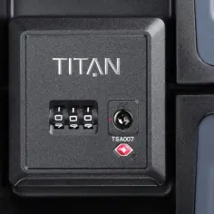 Zamek szyfrowy TSA na walizce Titan z trzema pokrętłami i kluczykiem.