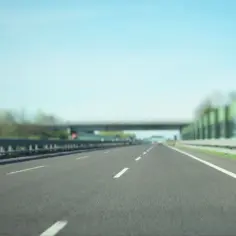 Droga w Czechach, gdzieś w tle most. Zastanawiasz się, ile kosztuje winieta na Czechy?