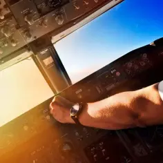 Ile zarabia pilot samolotu Wizz Air? Poznaj zaskakujące fakty o pensjach