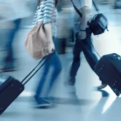 Czy oprócz bagażu podręcznego można mieć torebkę w Ryanair? Sprawdź zasady