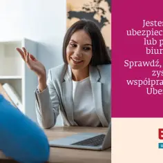 Agentka ubezpieczeniowa omawia z klientem ofertę ERGO Ubezpieczenia Podróży. Sprawdź opinie o ergo ubezpieczenia podróży.