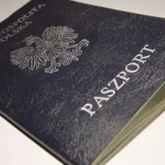 Ciemnoniebieski paszport Rzeczypospolitej Polskiej z orłem. Planujesz podróż i zastanawiasz się, gdzie wyrobić paszport Płock?