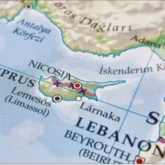 Mapa pokazuje Cypr, leżący między Turcją a Syrią. Czy Cypr jest w Europie? To pytanie często zadawane przez podróżników.