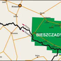 Mapa pokazuje, gdzie leżą Bieszczady, zaznaczone zielonym obszarem między Polską, Słowacją i Ukrainą, z widocznymi miastami jak Sanok, Lesko i Ustrzyki Dolne.