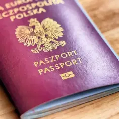 Polski paszport biometryczny, co to? Dokument z godłem Polski i symbolem chipa, gotowy do podróży po świecie.