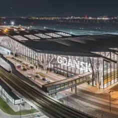 Nowoczesny terminal lotniska w Gdańsku, jednego z największych lotnisk w Polsce, nocą.
