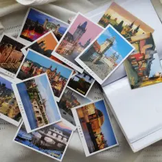 Pocztówki z Pragi, idealne pamiątki, co warto przywieźć z Czech. Widok na Most Karola, Rynek Staromiejski i inne zabytki.