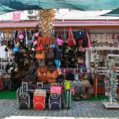 Turecki bazar z torebkami i bagażami. Idealne miejsce, by znaleźć stylowe akcesoria i dowiedzieć się, jak przewieźć ubrania z Turcji.