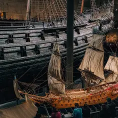 W Muzeum Vasa w Sztokholmie podziwiać można imponujący, zachowany okręt wojenny z XVII wieku.