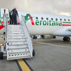 Osoby wsiadają na schodach do samolotu Aeroitalia, gotowi na loty Lublin Rzym.