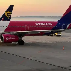 Samolot Wizzair na płycie lotniska. Może to oznaczać opóźniony lot i potrzebę odszkodowania Wizzair.