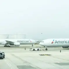 Samoloty American Airlines na płycie lotniska. Zastanawiasz się, ile zarabia służba ochrony lotniska?