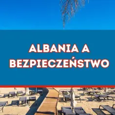Słoneczna plaża z leżakami i parasolami. Napis na niebieskim tle: "ALBANIA A BEZPIECZEŃSTWO".