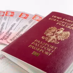 Paszport i kilka dowodów osobistych. Czy do Czech potrzebny jest paszport? W obrębie UE zazwyczaj wystarczy dowód.