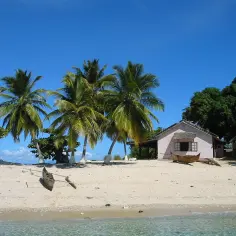 Rajska plaża z palmami, łodzią i domkiem. Zastanawiasz się, ile się leci na Madagaskar?